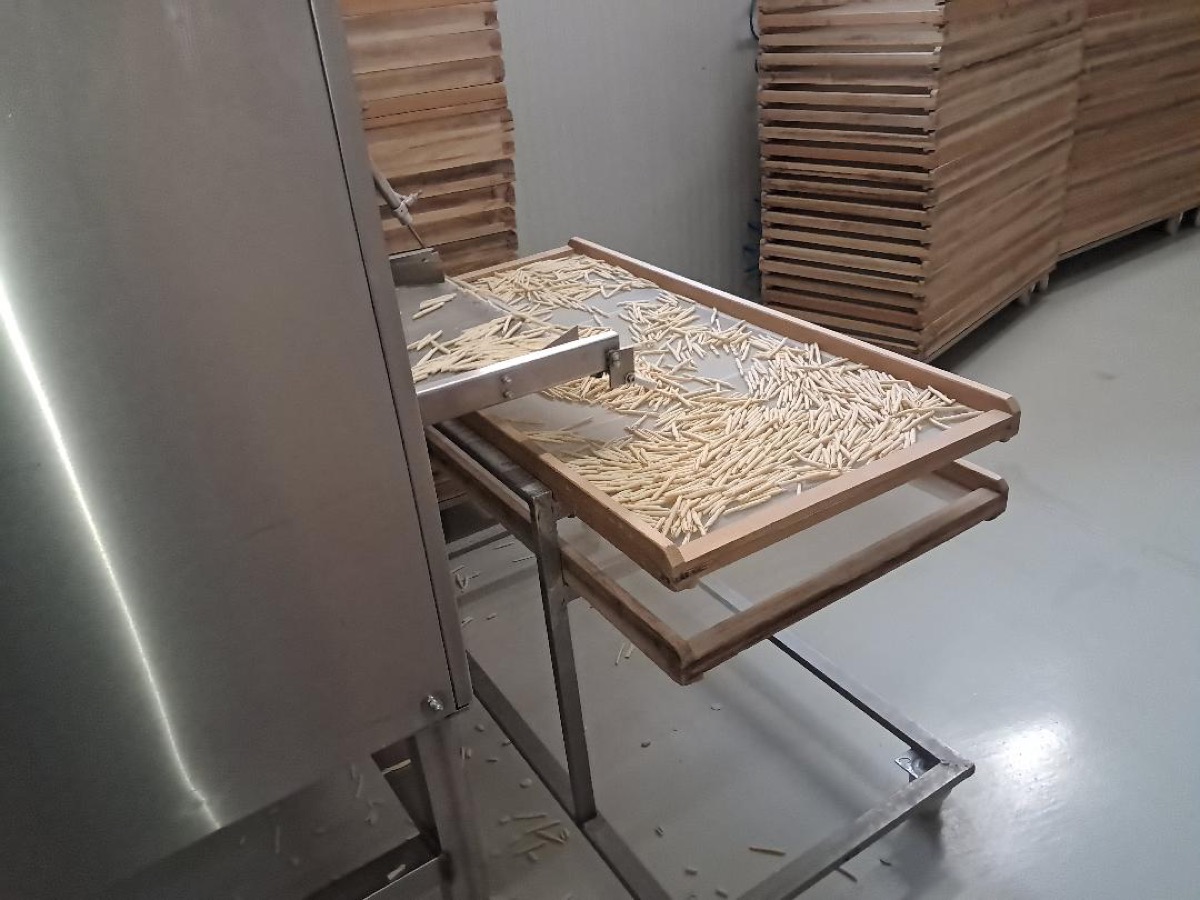 Fusilli paesani in essiccazione sulla linea di produzione